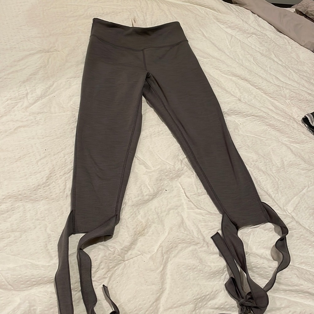 Beautiful manduka crop leggings with tied detail at calf